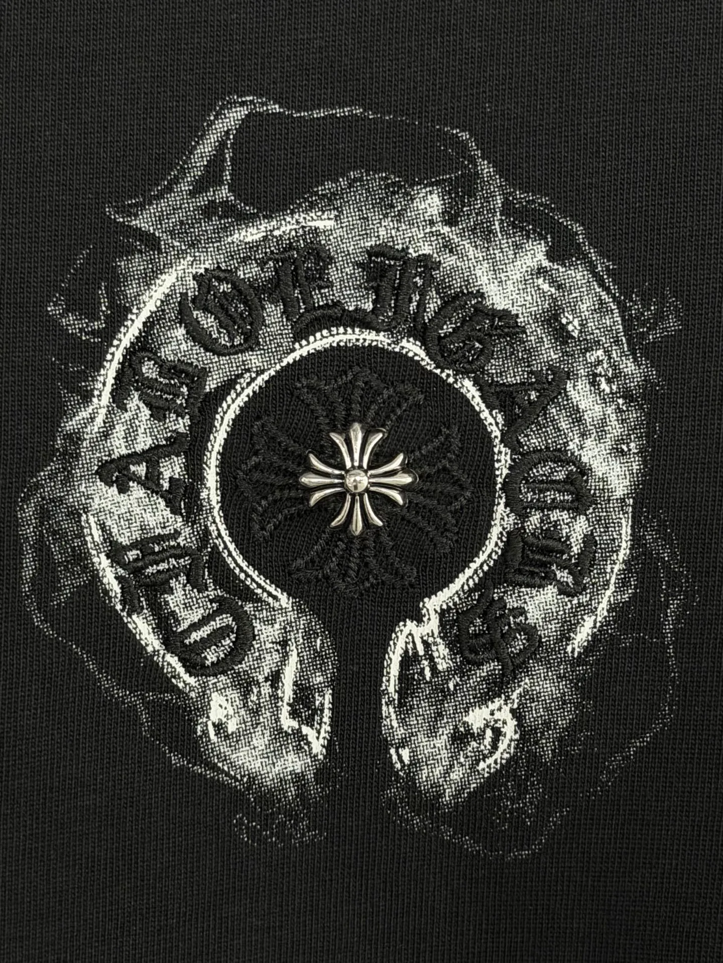P170 [High Quality] Chrome hearts embroidered front and back printing + embroidered horseshoe brand logo, front and back panels are designed with embroidery + printing + rivet embroidery heavy craftsmanship. High-end customized 32 count 280g fabric. Soft to the touch. Comfortable to wear. Exquisite stitching. Fine workmanship. The upper body effect is incomparably handsome! Same style for men and women 𝐂𝐎𝐋𝐎𝐔𝐑: White Black 𝐒𝐈𝐙𝐄: S-XL Size chart: S: Shoulder width 51-Bust 55-Length 70 M: Shoulder width 53-Bust 57-Length 72 L: Shoulder width 55-Bust 59-Length 74 XL: shoulder width 57-bust 61-length 76